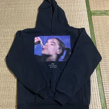 Bjork 저널 스탠다드 비요크 후드티 케빈 커민스 촬영