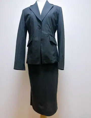 다크 그레이 스트라이프 스커트 수트