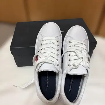 TOMMY HILFIGER 화이트 스니커즈
