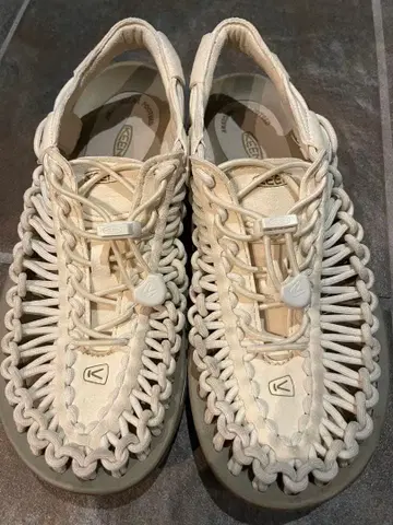 새상품급 KEEN 아웃도어 샌들 화이트 24cm