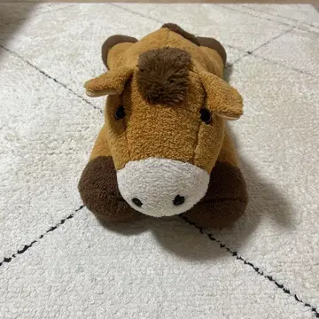 브라운색 말 봉제 인형 체크 무늬 스카프 포함