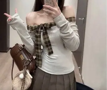 체크 무늬 리본 오프숄더 상의