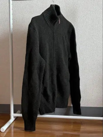 다크 그레이 하이넥 집업 스웨터