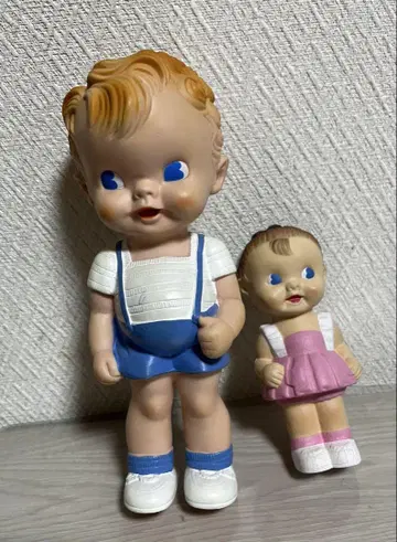 레어~ 러버 인형 남아와 스퀴즈 여아