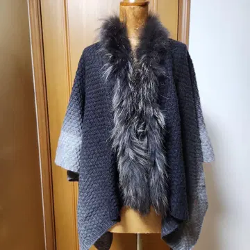 사엘라의 그레이 블랙 판초 퍼 카라 부착