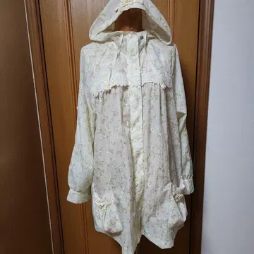 사엘라의 아키아카네 꽃무늬 후드 부착 경량 아우터