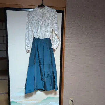 도트 무늬 블라우스와 스커트 셋업