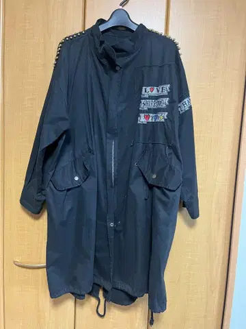 자수 스터드 장식 블랙 롱 코트