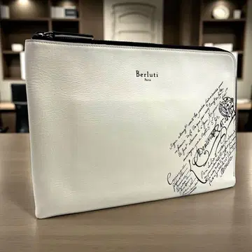 새상품급 벨루티 니노GM 칼리그래피 클러치백 가죽