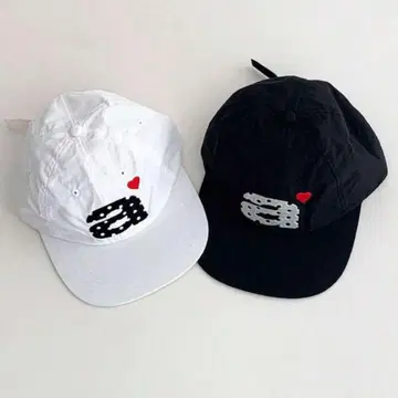 하트 로고 자수 캡 화이트
