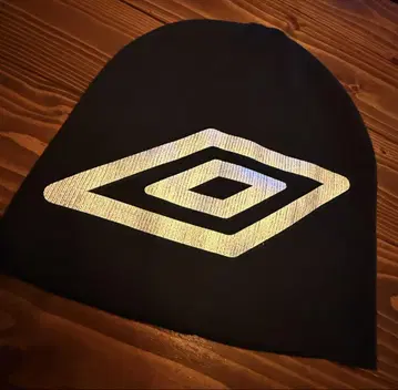 Umbro 블랙 실버 로고 비니 니트 모자