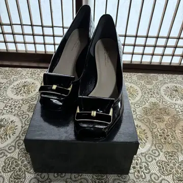 23구 에나멜 오픈토 펌프스 블랙