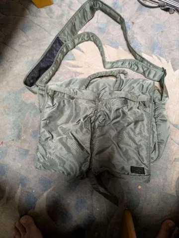 올리브 그린 나일론 숄더백