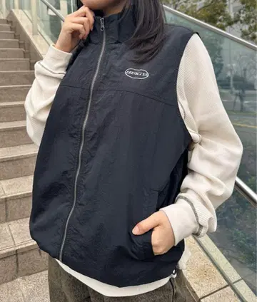 서클 자수 나일론 지퍼 베스트