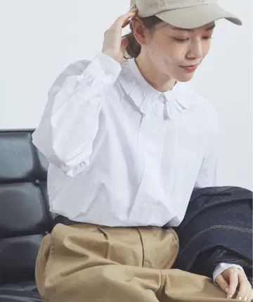 그런지 워시 카라 끝 프릴 턱 블라우스