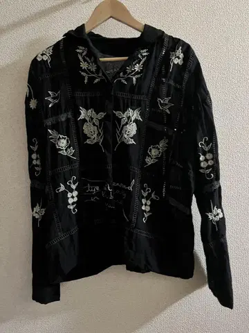 투데이풀 Embroidery Patchwork Shirts 블랙
