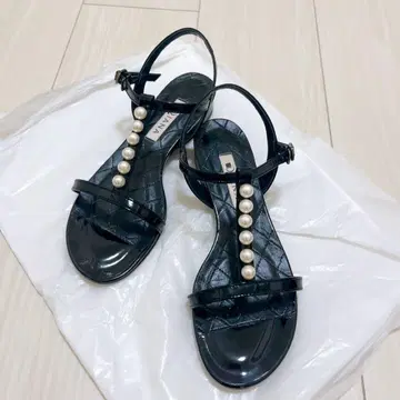 DIANA T스트랩 펄 샌들 블랙