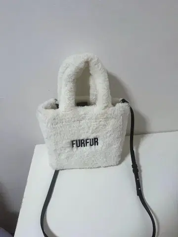 FURFUR 화이트 퍼 숄더백