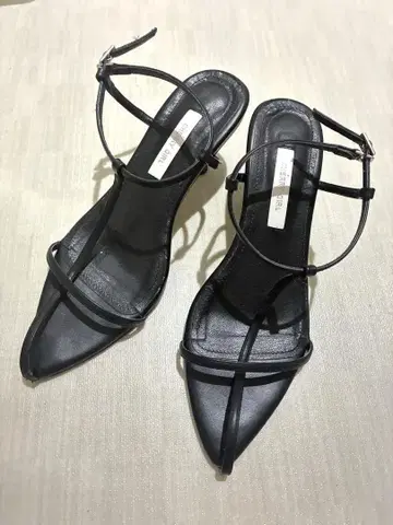 블랙 스트랩 샌들 스틸레토