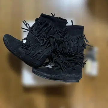 가격 대폭 인하 새상품 미네통카 블랙 프린지 부츠 24cm