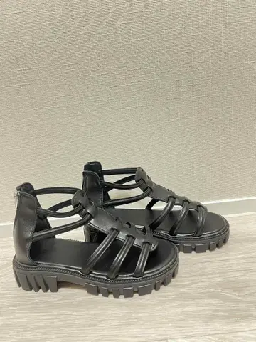 블랙 스트랩 통굽 샌들