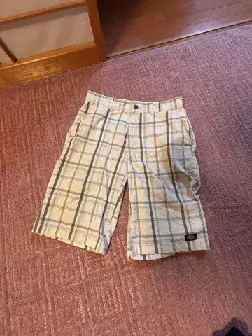 디키즈 체크 무늬 숏팬츠 화이트 계열