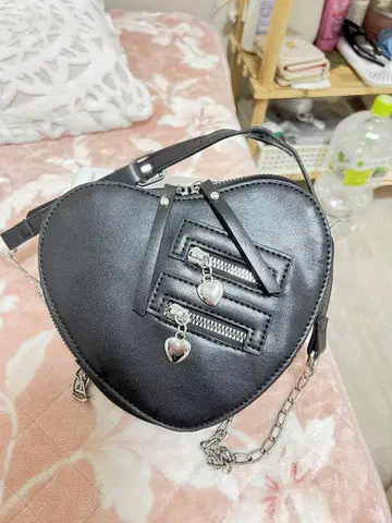 하트형 블랙 숄더백