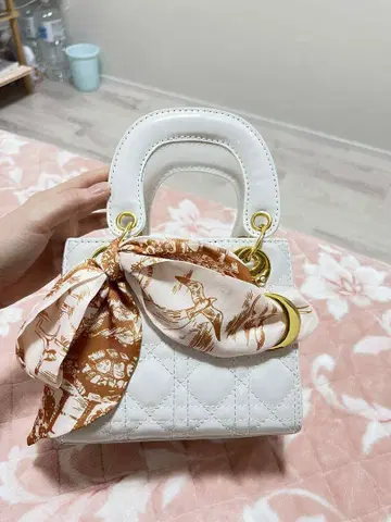 화이트 퀼팅 핸드백 스카프 포함