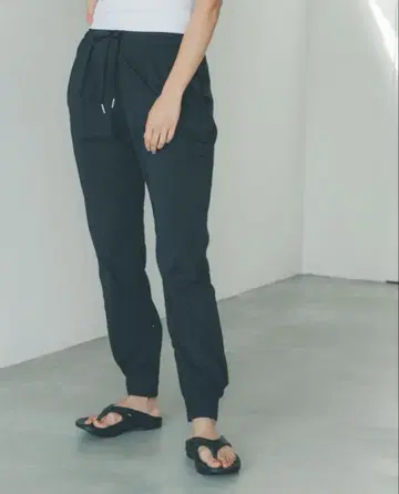 [ HEREIAM ] 수분 흡수 속건성 드라이 컴포트 조그 팬츠 블랙