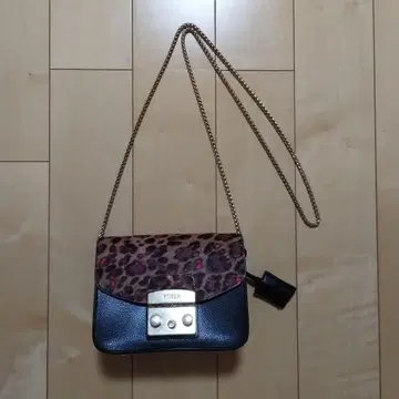 [ FURLA ] 훌라 가죽 송치 숄더백/골드 컬러 체인