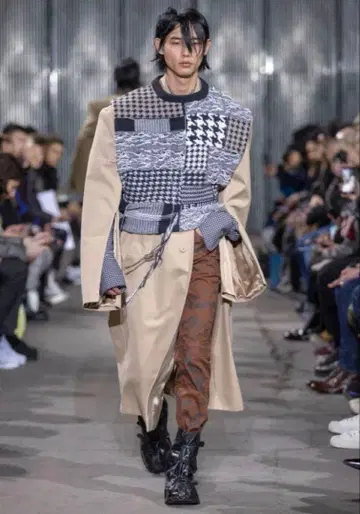 CMMN SWDN 코먼 스웨덴 크레이지 패턴 니트 베스트