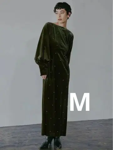 BACK OPEN PEARL VELOUR DRESS