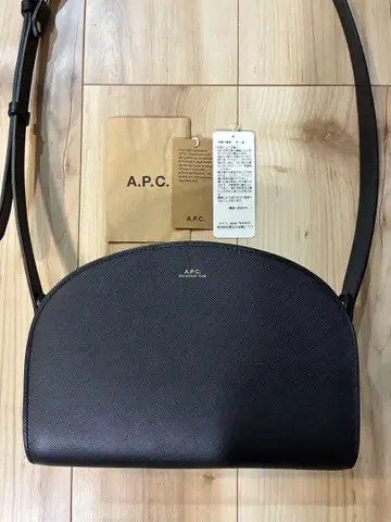 A.P.C. 블랙 가죽 하프문 숄더백
