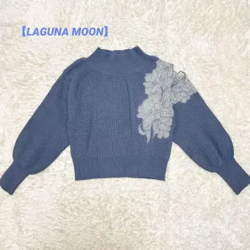 [ LAGUNAMOON ] 레프트 자수 니트 풀오버 더스티 블루