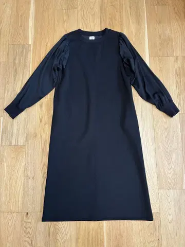 어반 리서치 도어스 볼륨 슬리브 이소재 도킹 롱 원피스 블랙