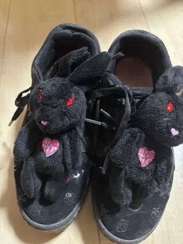 PUMA 블랙 토끼 봉제 인형 포함 스니커즈