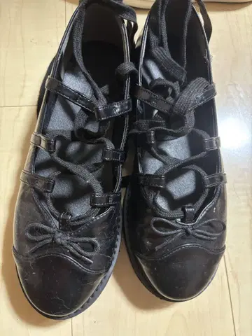 리본 포함 블랙 플랫슈즈