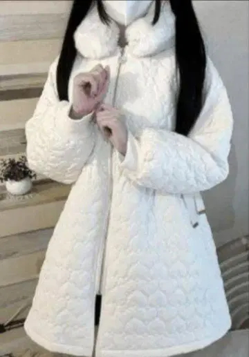화이트 후드 퍼 포함 하트 퀼팅 자켓