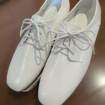 화이트 가죽 레이스업 슈즈