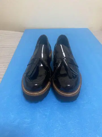 [ 새상품급 ] 블랙 에나멜 프린지 로퍼 37 사이즈