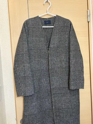 그레이 계열 체크 무늬 롱 코트