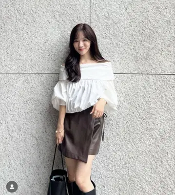 코코딜 오프숄더 블라우스