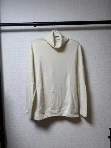 크림색 터틀넥 스웨터 (UNIQLO) 캐시미어