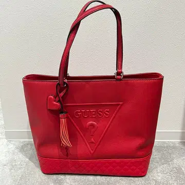 새상품급 GUESS 레드 토트백 하트 참 포함