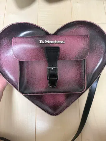 닥터마틴 하트형 숄더백 2024 퐁당 핑크