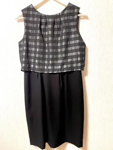 광택이 나는 블랙 드레스 M 사이즈