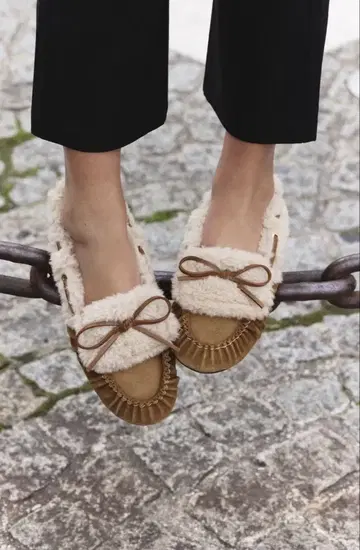 ZARA 퍼 포함 스플릿 스웨이드 플랫슈즈