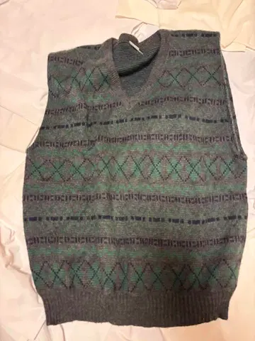 intro 아가일 패턴 니트 베스트