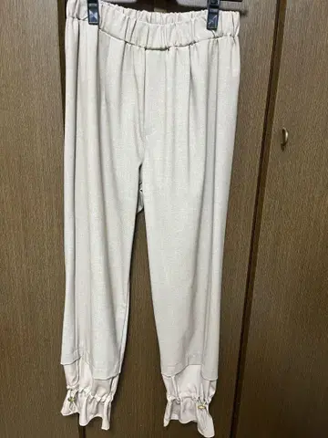 에이미 로우 베이지 허리밴딩 밑단 프릴 캐주얼 팬츠