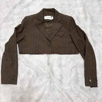 [택 포함 새상품] 코코딜 숏 테일러드 자켓 핀스트라이프 브라운